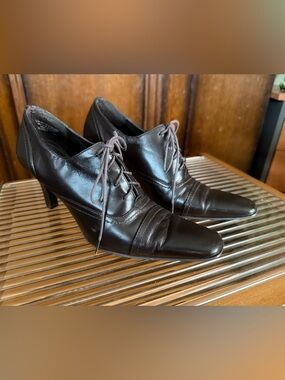 Vintage 1990’s Women's Pointed Lace-Up Oxford Leather Heels in Dark Brown